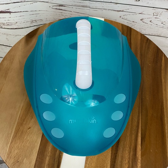 🦄 3/$15 sale! Munchkin Bath Toy Scoop - Picture 2 of 7